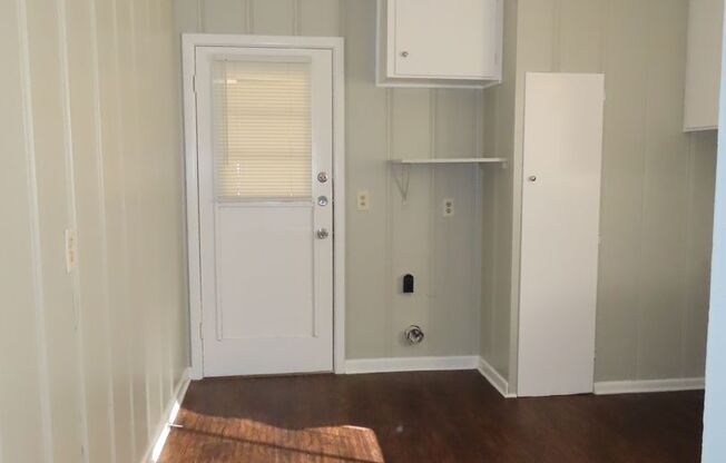 Three bedroom, One Bath Duplex Near Hospital District and TJC!