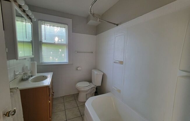 3 beds, 1 bath, $1,295, Unit 1131