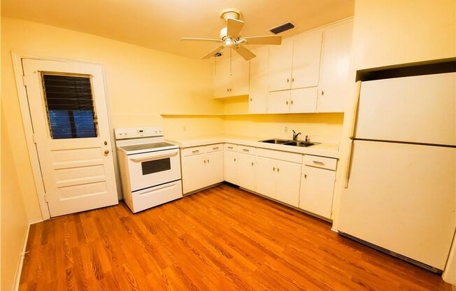 ANNUAL RENTAL 2/1 COTTAGE