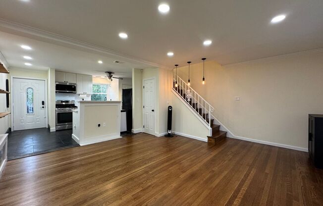 Stylish, Upper Level Unit 3 Bed 1.5 Bath Home With A Fenced Patio In Warwick Village