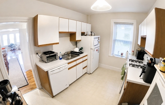 2 beds, 1 bath, 833 sqft, $2,700, Unit 42