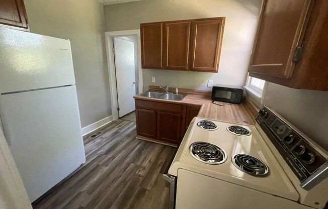 3 beds, 1 bath, 1,100 sqft, $1,149, Unit Unit 2