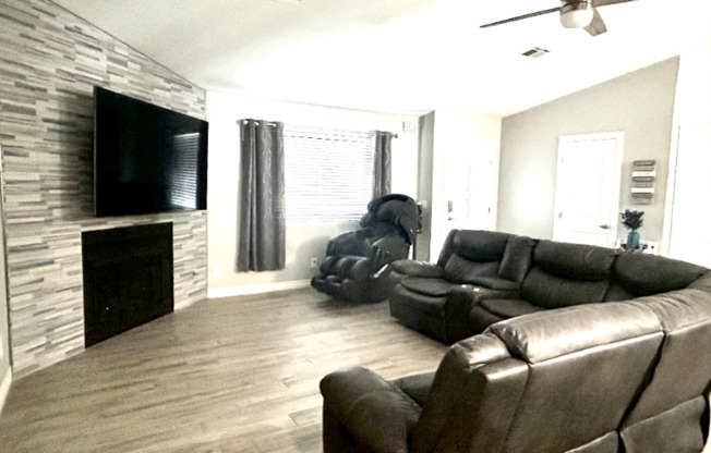 1511 RAWHIDE DR
