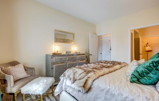 Apartments San Antonio - Club at Stone Oak - Bedroom with White Walls, Carpeting, and Large Closet