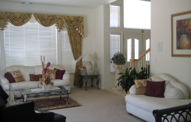 Large corner lot, 4 bedroom with Pool/Spa