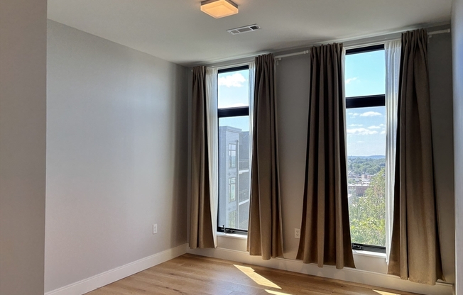 2 beds, 2 baths, 1,024 sqft, $4,000, Unit 725