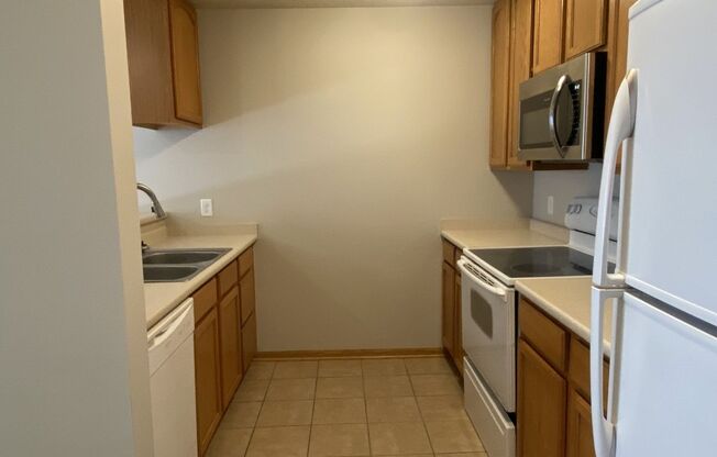 1147 NE 7th Ln - Townhome w/ Attached Garage For Rent