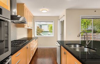 3 beds, 3.5 baths, $6,100