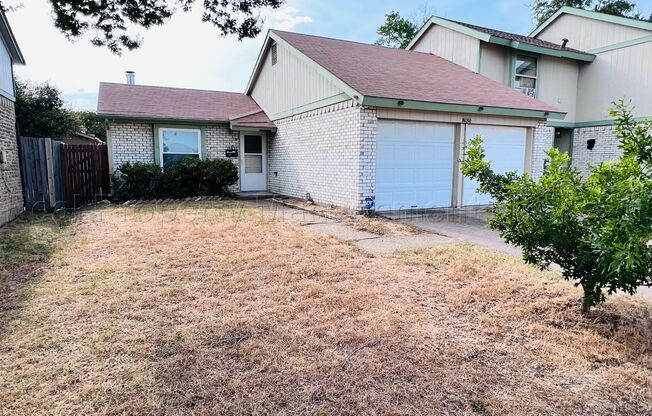 Charming 2 bedroom 1-bathroom Duplex unit features a prime location