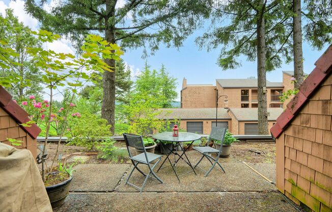 Lovely 2 Bedroom/1.5 Bath Mt Park Condo w/ Garage