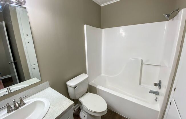 2 beds, 1 bath, $895, Unit 419 Clarence St. #1