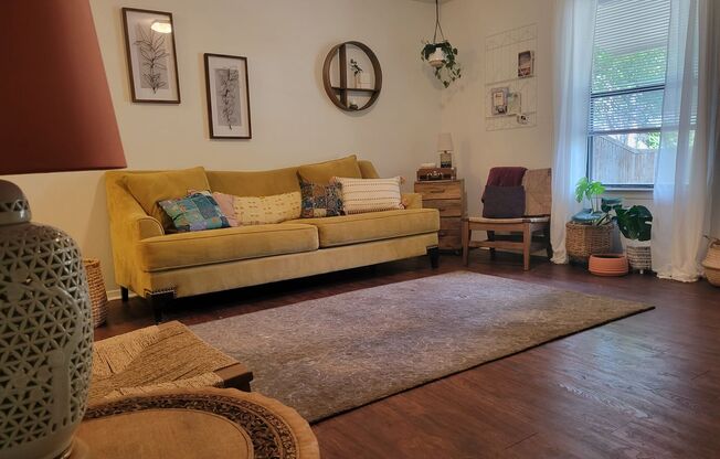 Super cute 2 bedroom 1 bath duplex