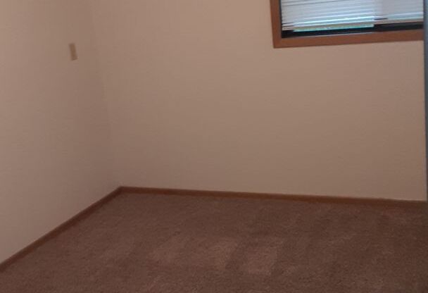 2 beds, 1 bath, 650 sqft, $695