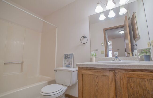 2 beds, 1 bath, 850 sqft, $750, Unit 4404-106