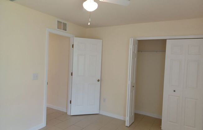 3 beds, 2 baths, $1,645, Unit 1104 NE 8th Pl