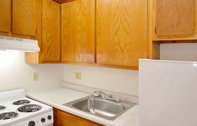 Studio, 1 bath, 220 sqft, $785, Unit 11 - 32B