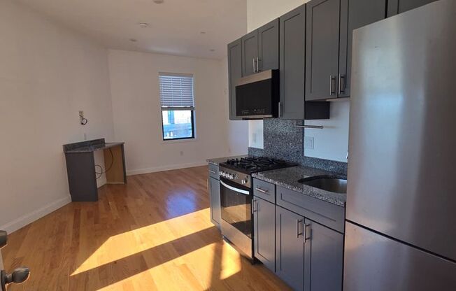 Studio, 1 bath, 400 sqft, $1,750, Unit 52-410