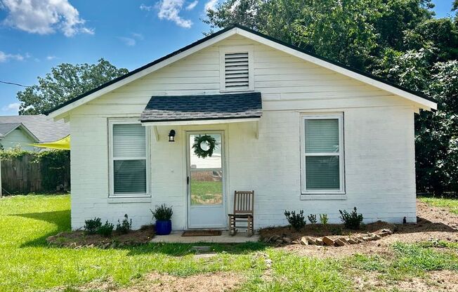 Charming Fully Furnished 1 Bedroom Cottage in Downtown Augusta – All Utilities Included!