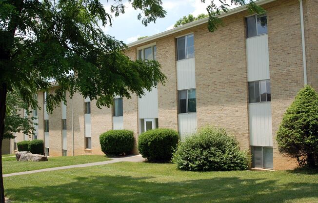 2 beds, 1 bath, 903 sqft, $1,340, Unit J-10