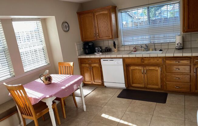 3939 S. SALLEE CT. - 3 BEDROOM 2 BATH - FURNISHED - VISALIA