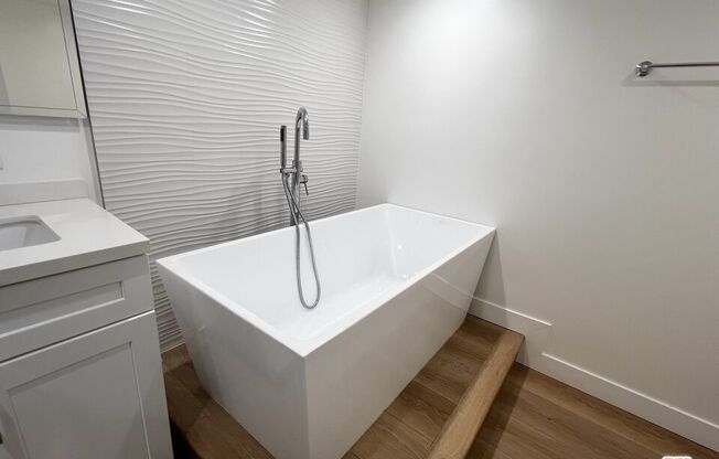 2 beds, 2 baths, 1,947 sqft, $5,595, Unit 910