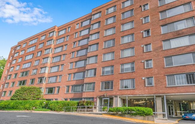 Charming 2 BR/1 BA Condo in Cathedral Heights!