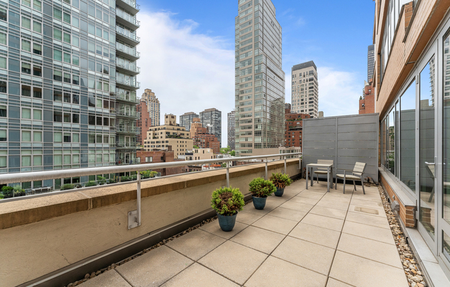 1 bed, 2 baths, 940 sqft, $7,200, Unit 903