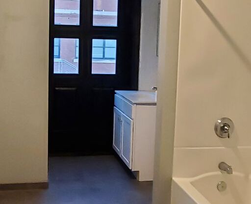 2 beds, 1 bath, 912 sqft, $1,704, Unit 101W