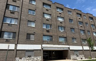 1 Bedroom/1 Bath Unit Close to Transportation!