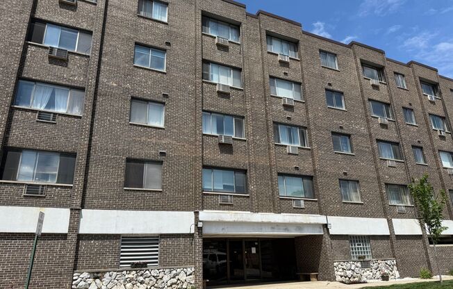 1 Bedroom/1 Bath Unit Close to Transportation!