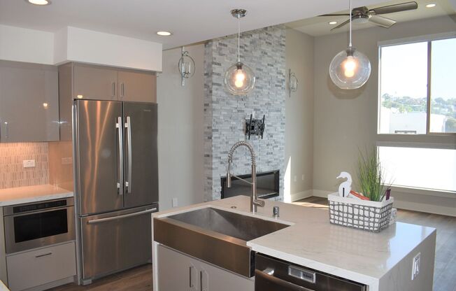 2 bedroom 2.5 bath Townhome, walking distance to Shelter Island