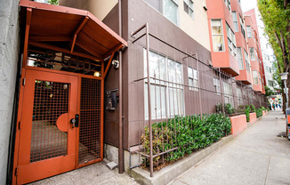 Seattle Apartments - Ellis Court Apartments - Building Entrance