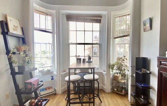 Beautiful 1-Bedroom Apartment in Fairmount with Roof Deck!