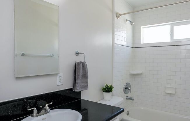 2 beds, 1 bath, 961 sqft, $2,100, Unit 13