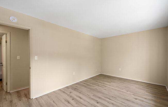 2 beds, 1 bath, 950 sqft, $999, Unit 110 L