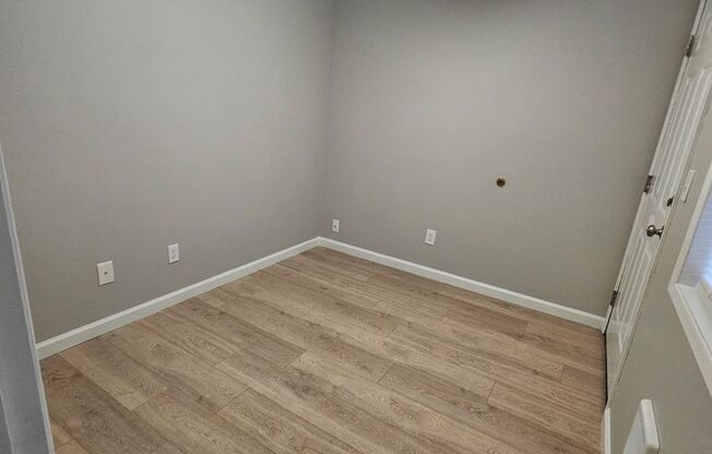3 beds, 1 bath, 863 sqft, $1,525, Unit 2424-09