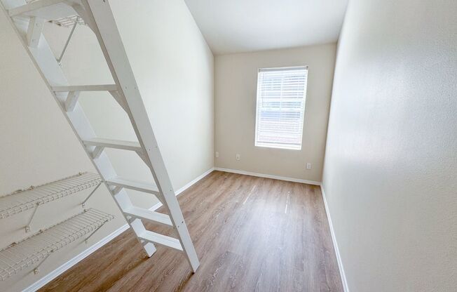 Studio, 1 bath, 150 sqft, $995, Unit 1F