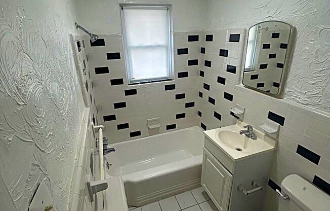 1 bed, 1 bath, $1,100, Unit Apt. 2