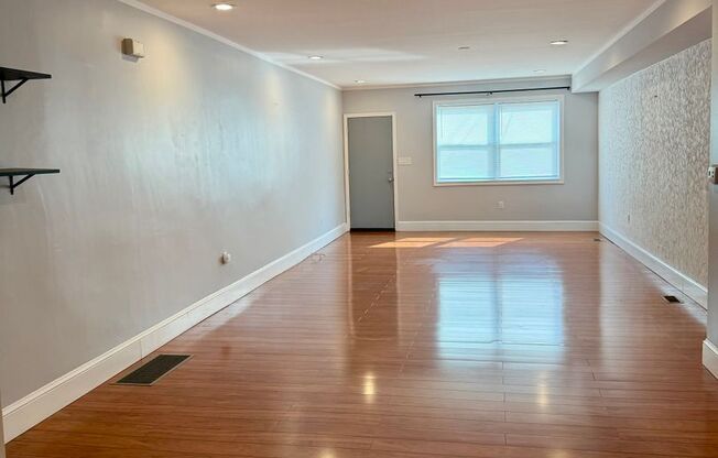 Spacious 3-Bedroom 1.5-Bathroom Home in Port Richmond Available Now!