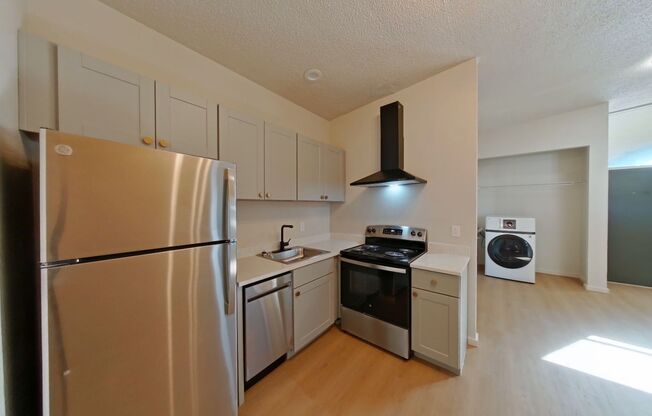 2 beds, 1 bath, 647 sqft, $1,660, Unit 29B