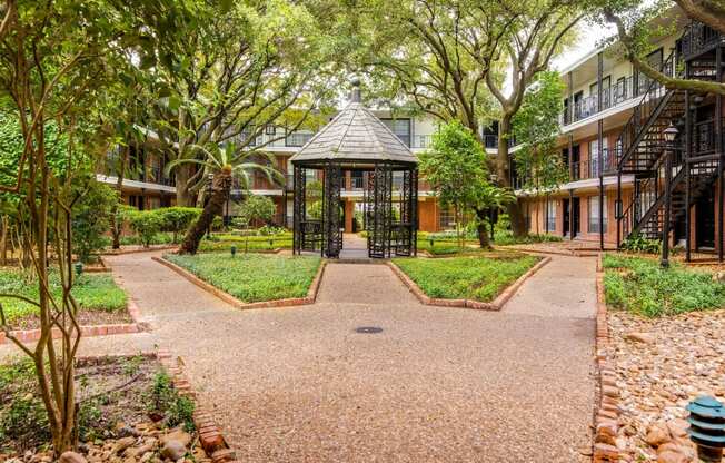 New Orleans Style Courtyard Garden at Allen House Apartments, Texas, 77019