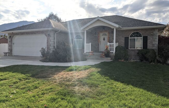 Large and Peaceful Basement Apartment in Mapleton