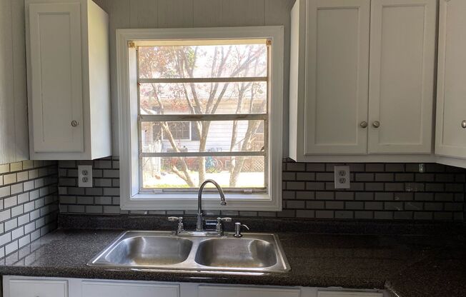 2 Bedroom 1 bath Cottage with washer and dryer 1/2 off  First Month's Rent !