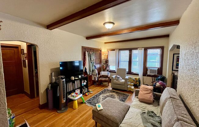 4422 N Oakland Ave
