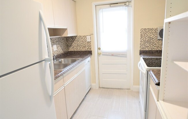 2 beds, 1 bath, 900 sqft, $1,375, Unit 10