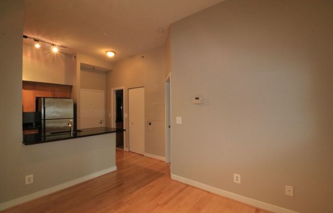 LOCATION!! Awesome 1 BD/1 BA @ The Chase