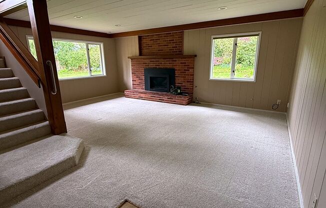 6BR Classic Mid-Century Medina Home! Yard Service Included!