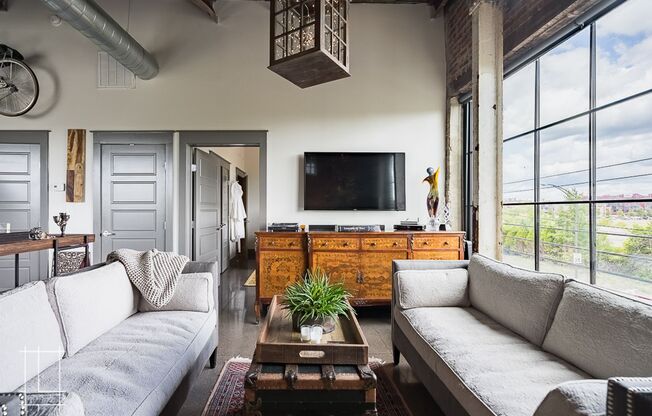 2 beds, 2 baths, $2,350, Unit 727 N. 4th St. Apt. 211