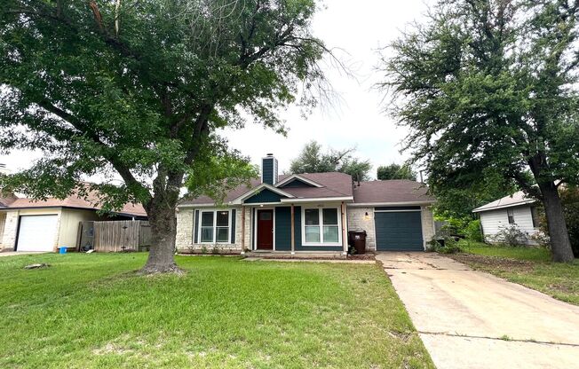 Cozy and a larger 2 Bedrooms 1 Bathroom Home with an Extra Enclosed Backroom for Rent in Round Rock, Texas, with Easy Access to I-35