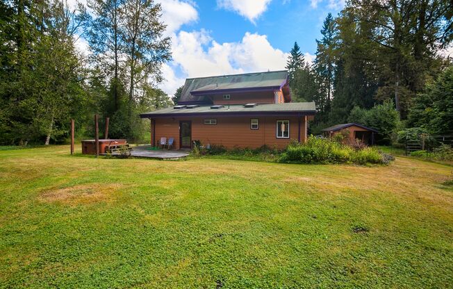 2 Bed + Den 2.5 Bath Home on Beautiful Secluded Property Close to Duvall